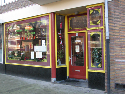 820899 Gezicht op de onderpui van Chinees-Indisch Restaurant en Afhaalcentrum Smaragd (Ruijgenhoeklaan 3a) te Utrecht.